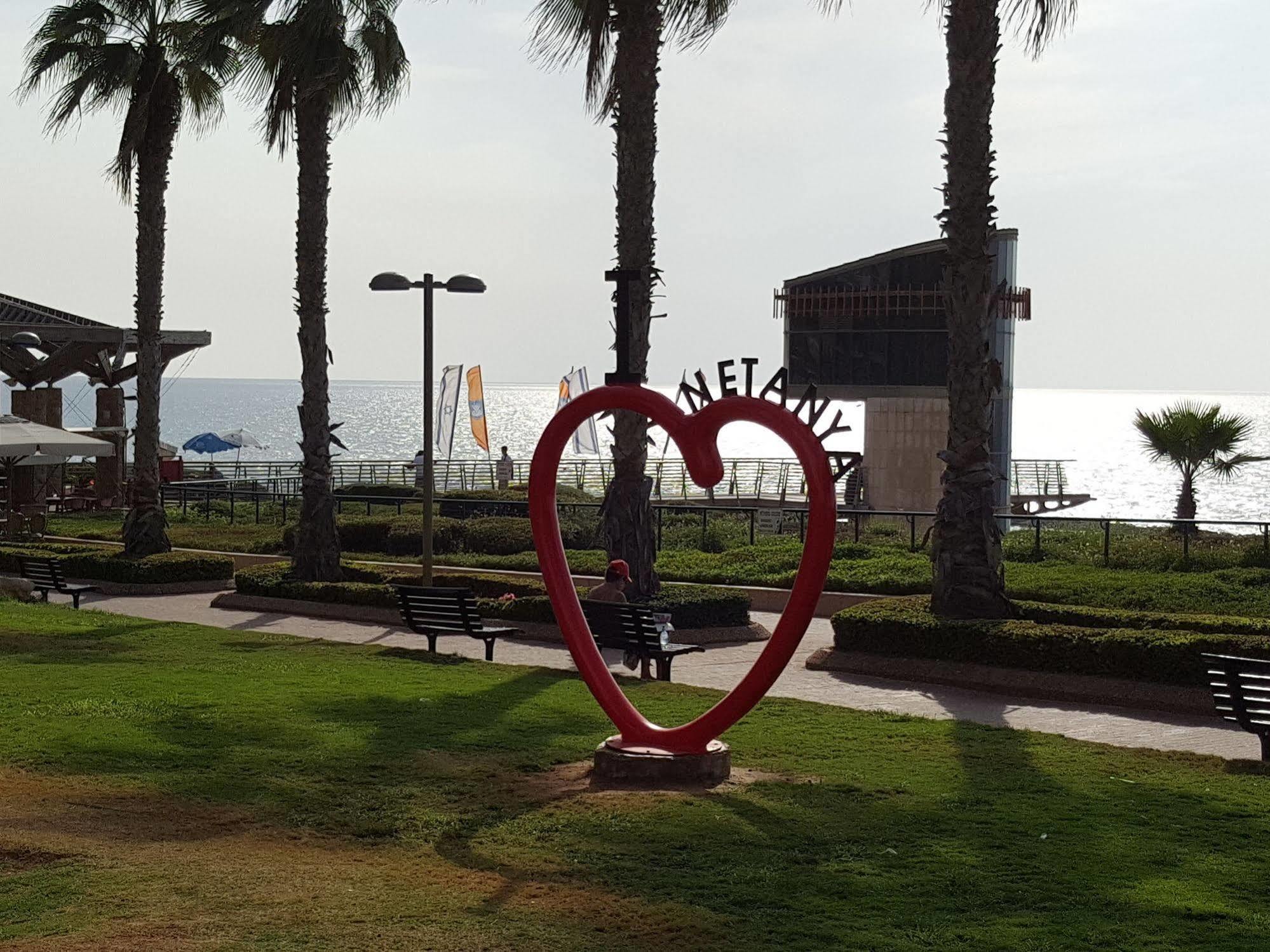 Netanya Motel Pierre エクステリア 写真